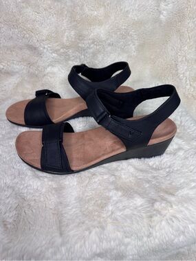 NWOB- Vionic Black shoes- women’s size 10